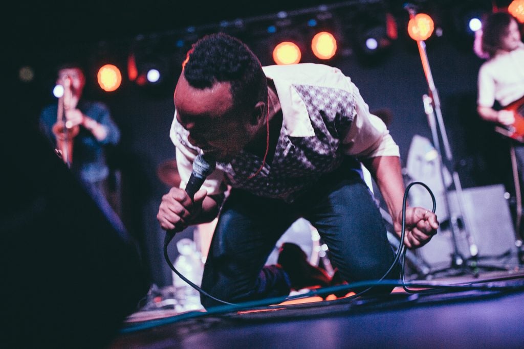 Durand Jones & The Indications play Mercury Lounge NYC August 2017 photo by Rosie Cohe